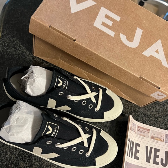 VEJA Nova Canvas Black Sneakers - Picture 2 of 4